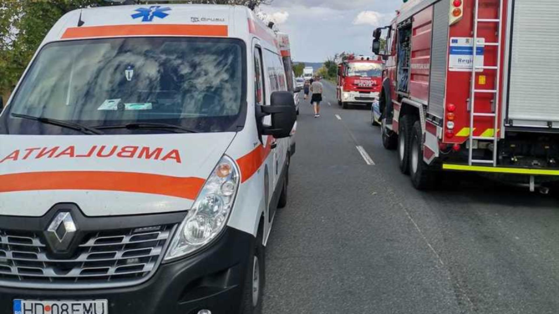 Accident grav în Constanța. O ambulanță a intrat într-o mașină. În accident au fost implicate 9 persoane VIDEO FOTO