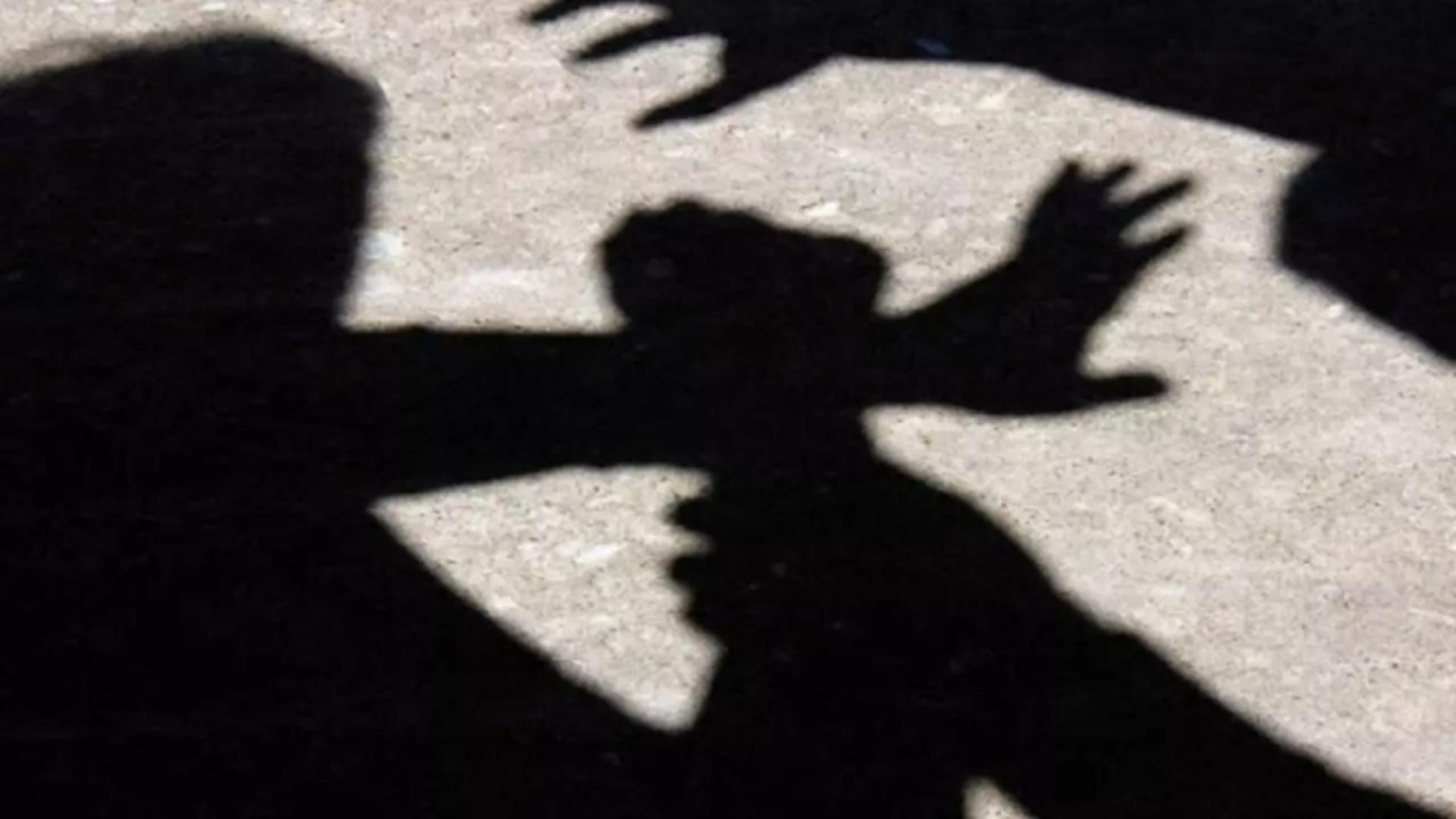Bătaie generalizată în fața unui local din Babadag. Trei indivizi sunt anchetațim după ceau au băgat în spital un bărbat de 44 de ani