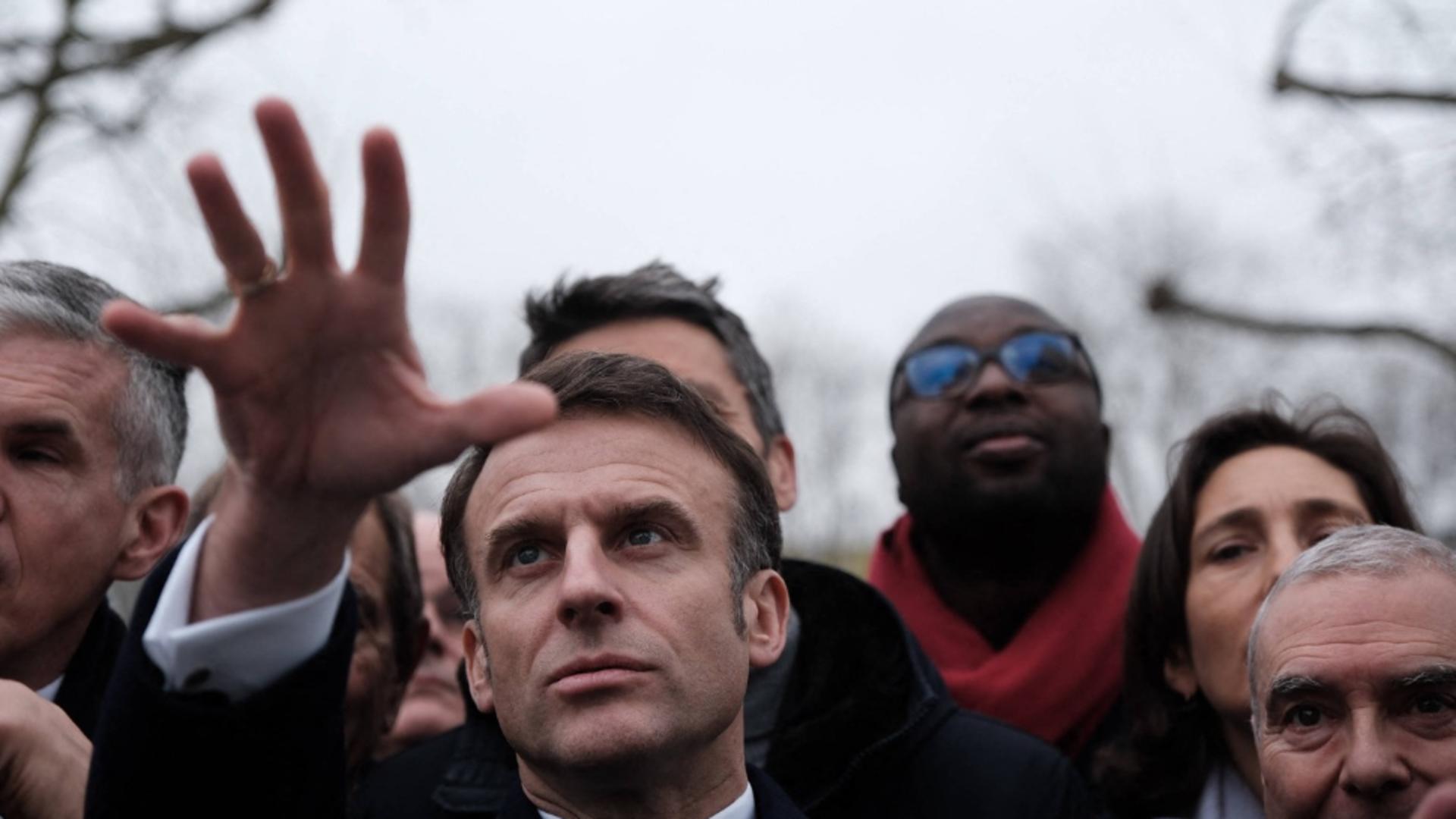 Emmanuel Macron, în cădere liberă. A fost scos de pe afișele electorale ale propriului partid