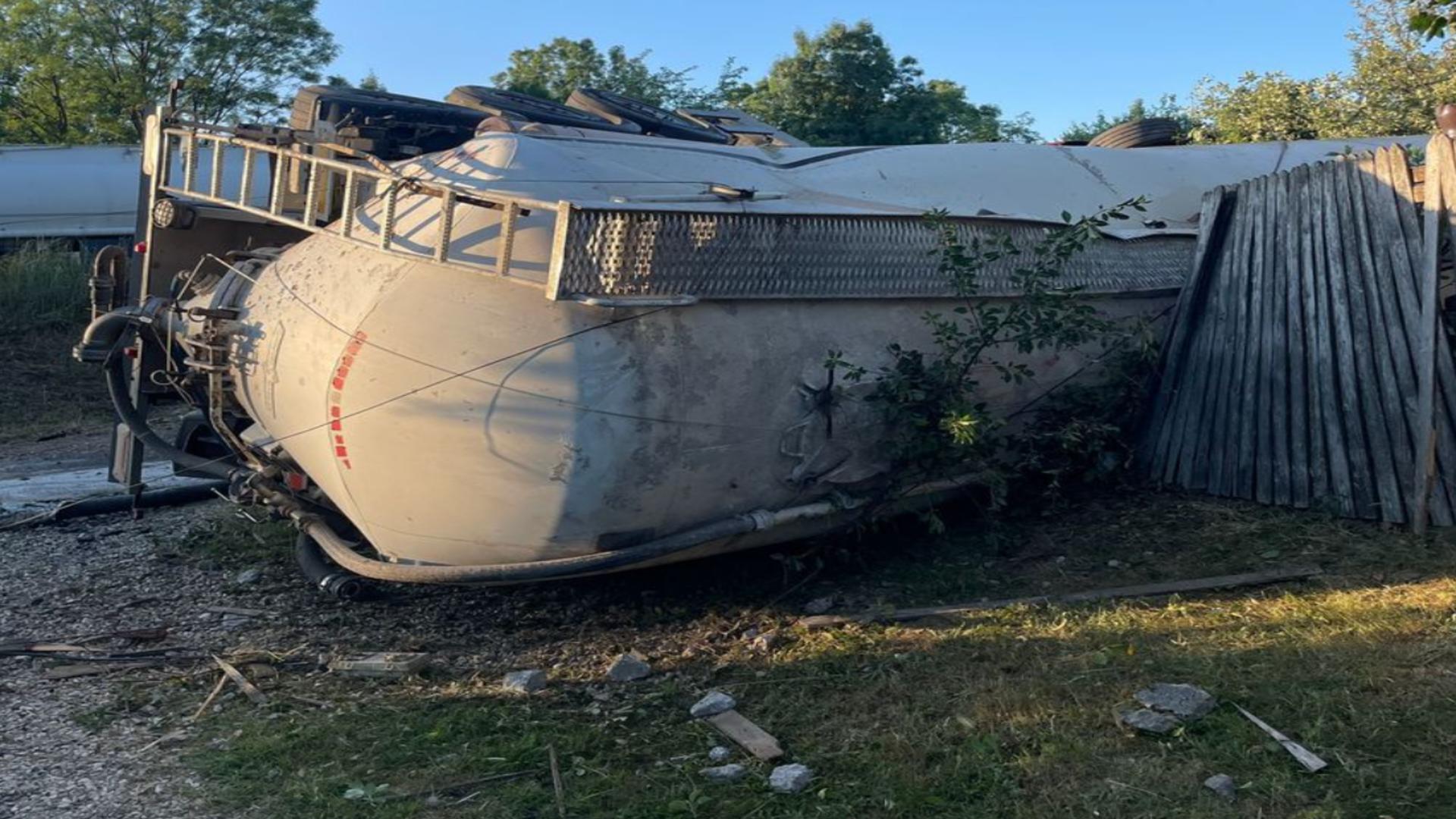 Accident grav în Argeș: Un camion s-a răsturnat, trafic blocat pe DN65. Un stâlp de electricitate a fost rupt