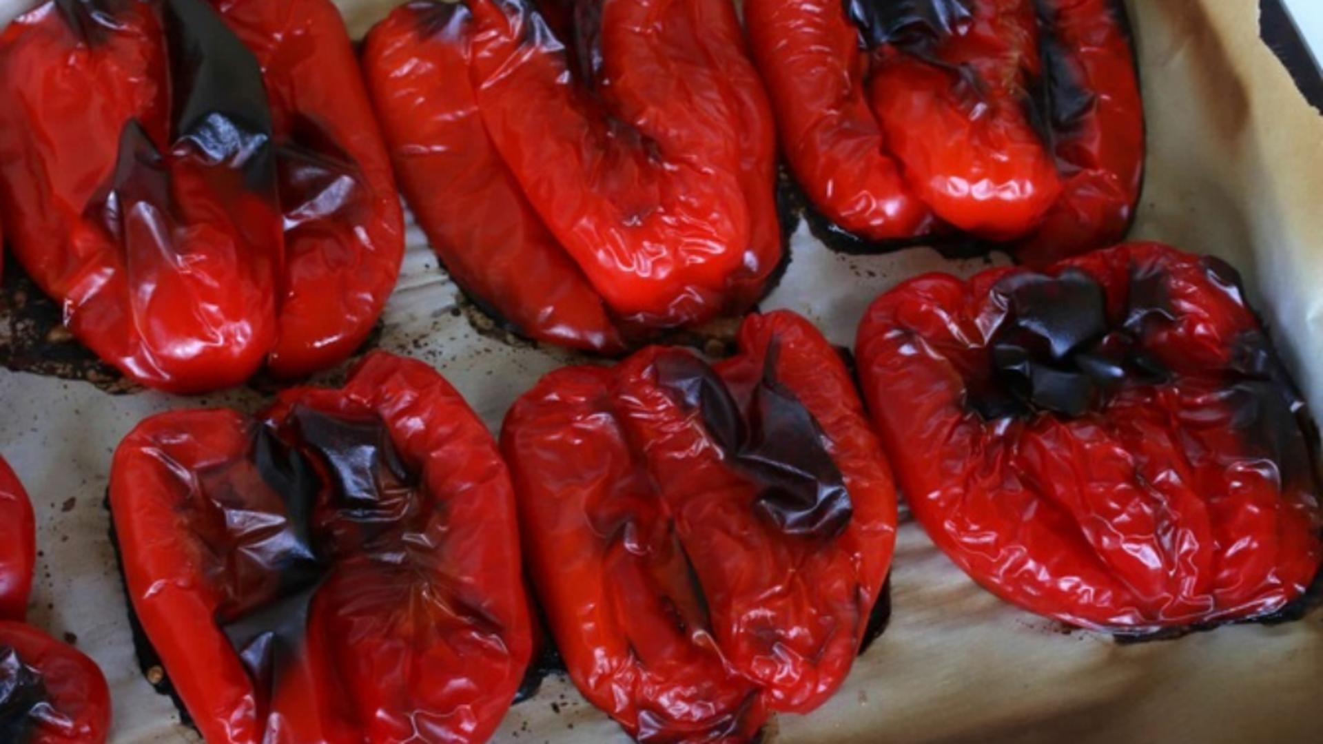 Cea mai rapidă metodă de a curăța ardeii copți! Sunt gata imediat, fără nervi și bătăi de cap