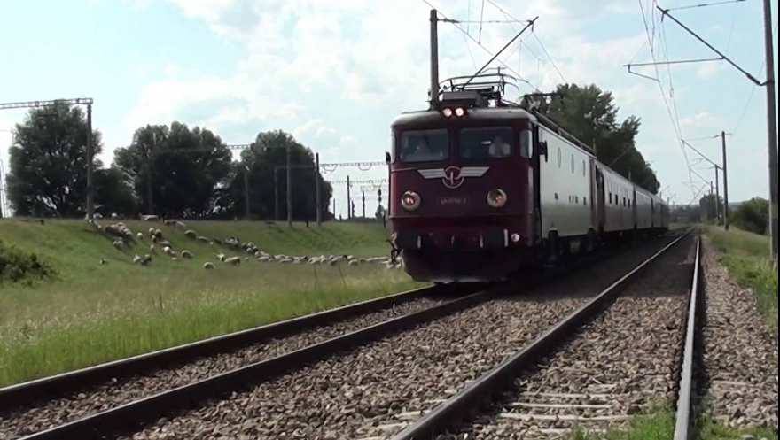 Incendiu de vegetaţie în zona staţiei Roşiori Nord: circulaţia feroviară este oprită temporar.4 trenuri sunt oprite în gări