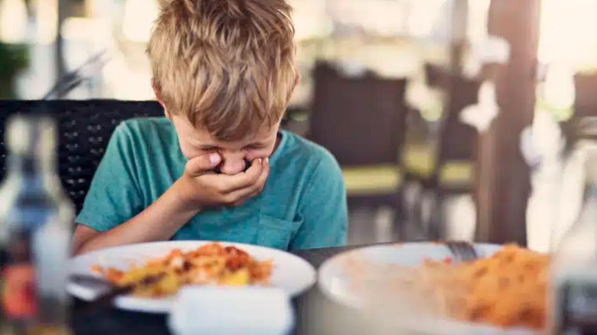 Intoxicație alimentară la un hotel de fițe din stațiunea luxului. 11 turiști afectați, trei persoane, dintre care un copil, au ajuns la spital cu simptome grave