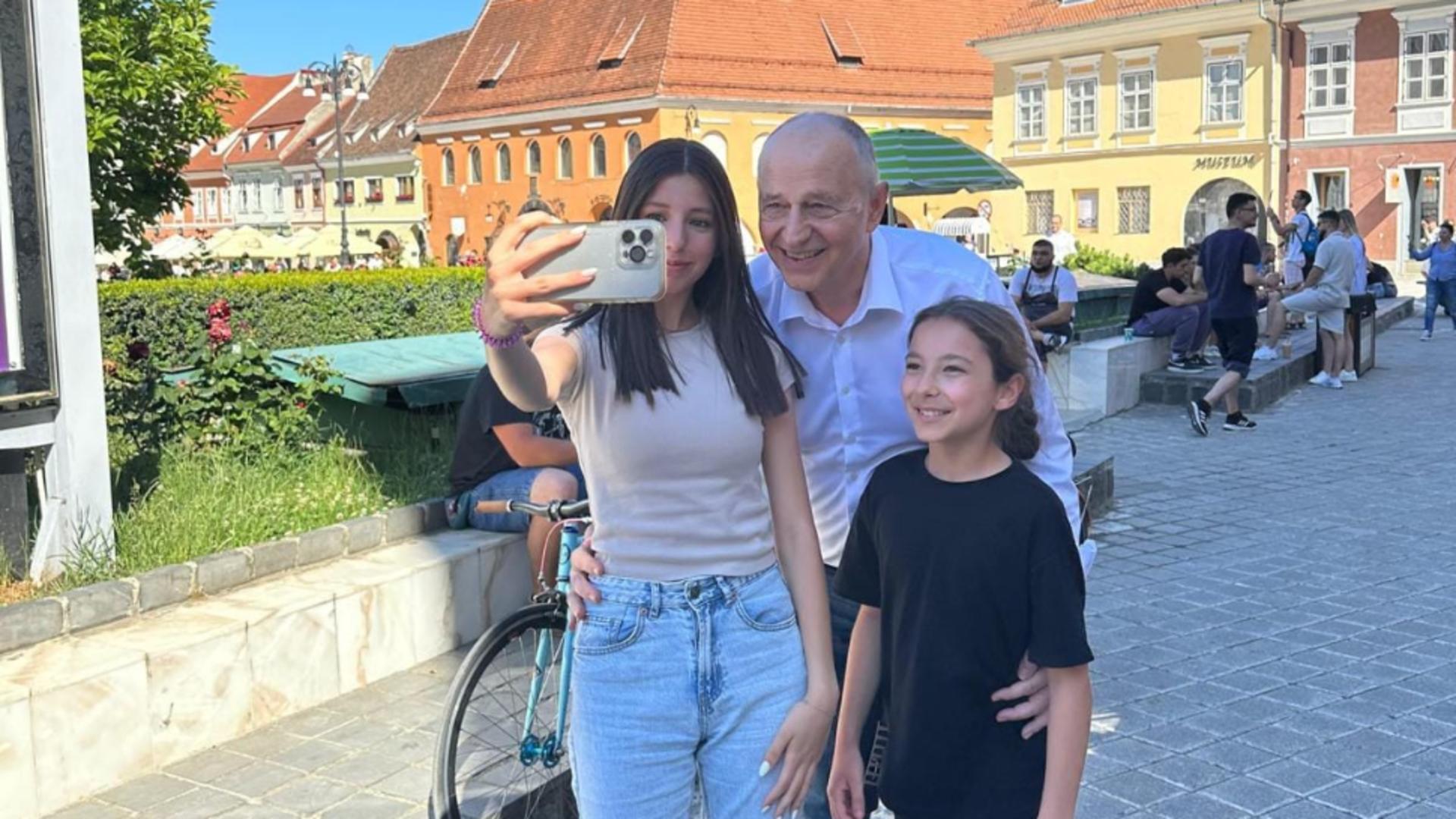Mircea Geoană face ce știe el cel mai bine: campanie pe spatele altora. Actuala „victimă” – naționala de fotbal a României
