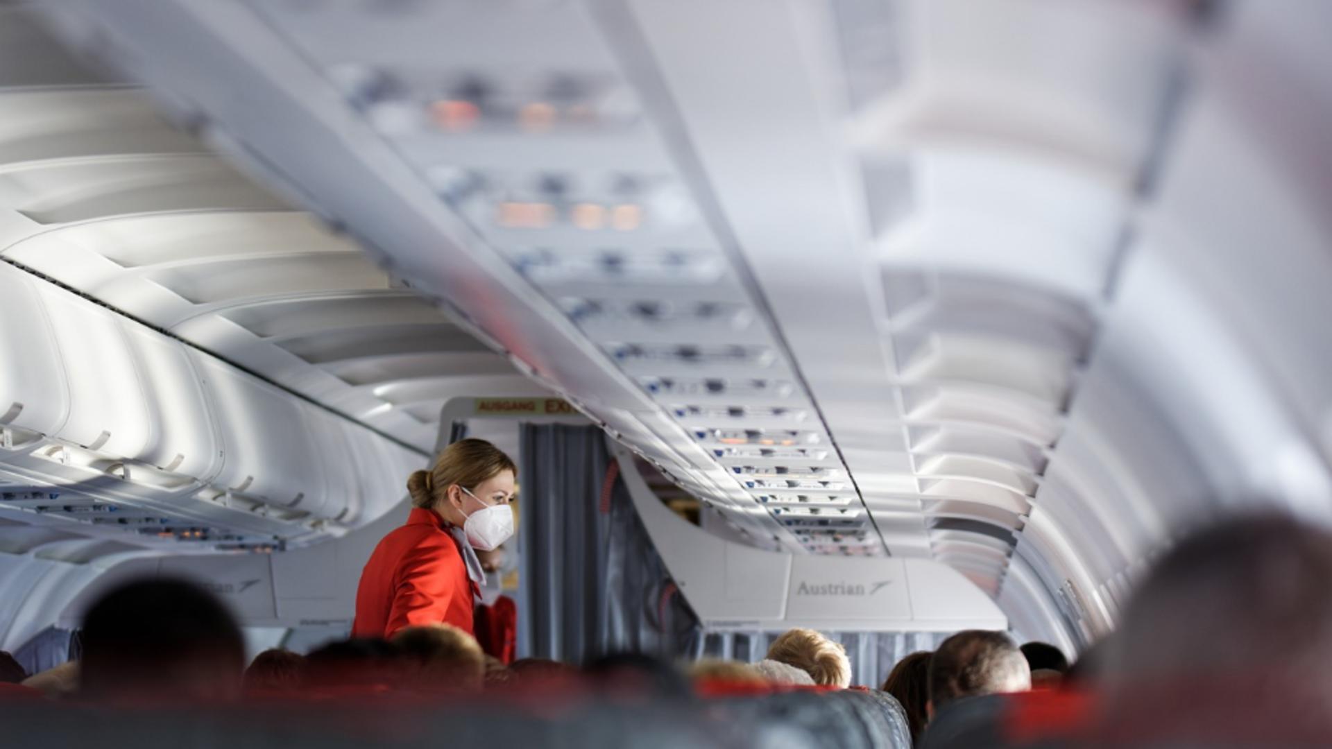 Un avion a aterizat de urgență la sol. Mai mulți pasageri au ajuns de urgență la spital după ce au consumat mâncare stricată la bordul aeronavei