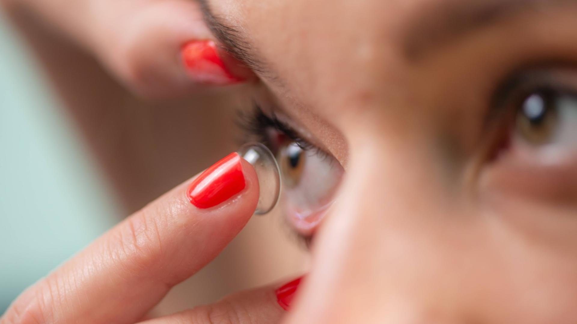 Ai adormit cu lentilele de contact în ochii? Iată ce trebuie să faci pentru a evita neplăcerile și complicațiie