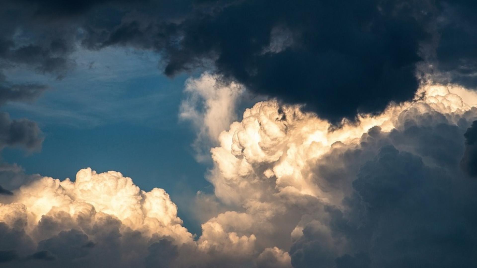 Alertă meteo de fenomene periculoase imediate. S-a emis COD ROȘU de furtuni – HARTA 