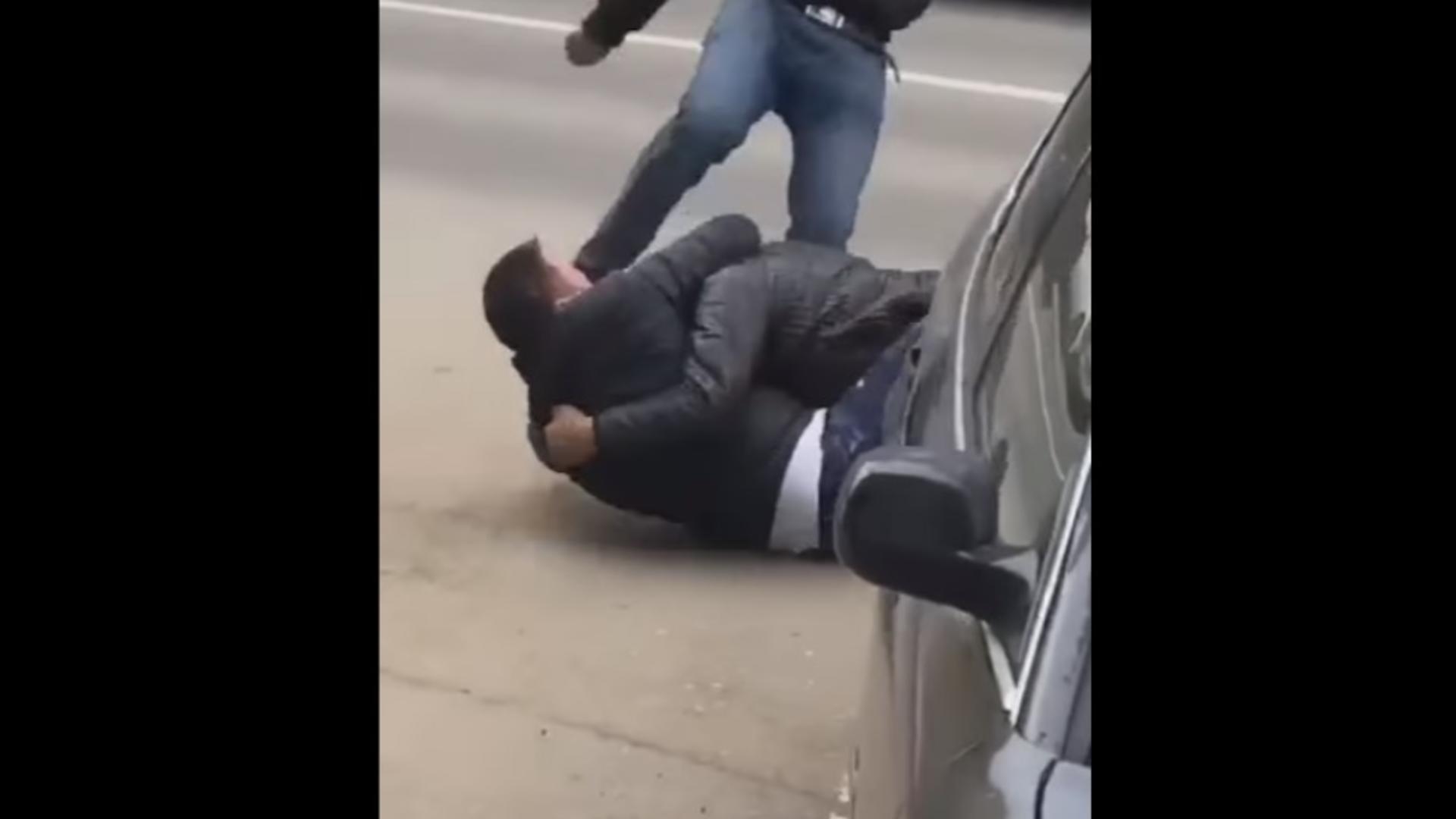 Bătaie generalizată, după o șicanare în trafic, în Alexandria