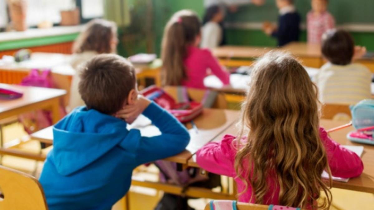 Cât trebuie să scoată din buzunar o familie pentru școlarizarea unui copil, în România? Experții avertizează: Sprijinul emoțional, la fel de important