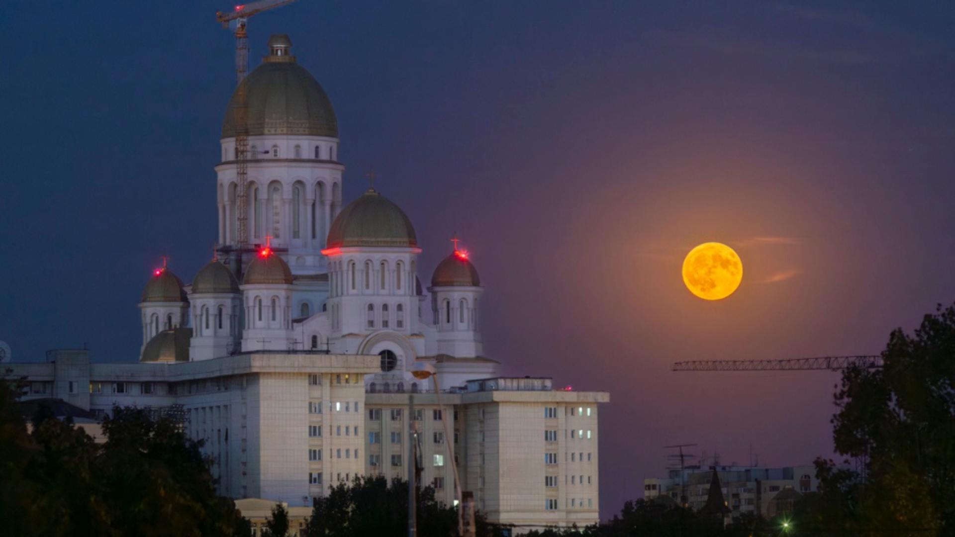 Catedrala Națională și Superluna: Imagini rare surprinse de unul dintre cei mai buni fotografi români – GALERIE