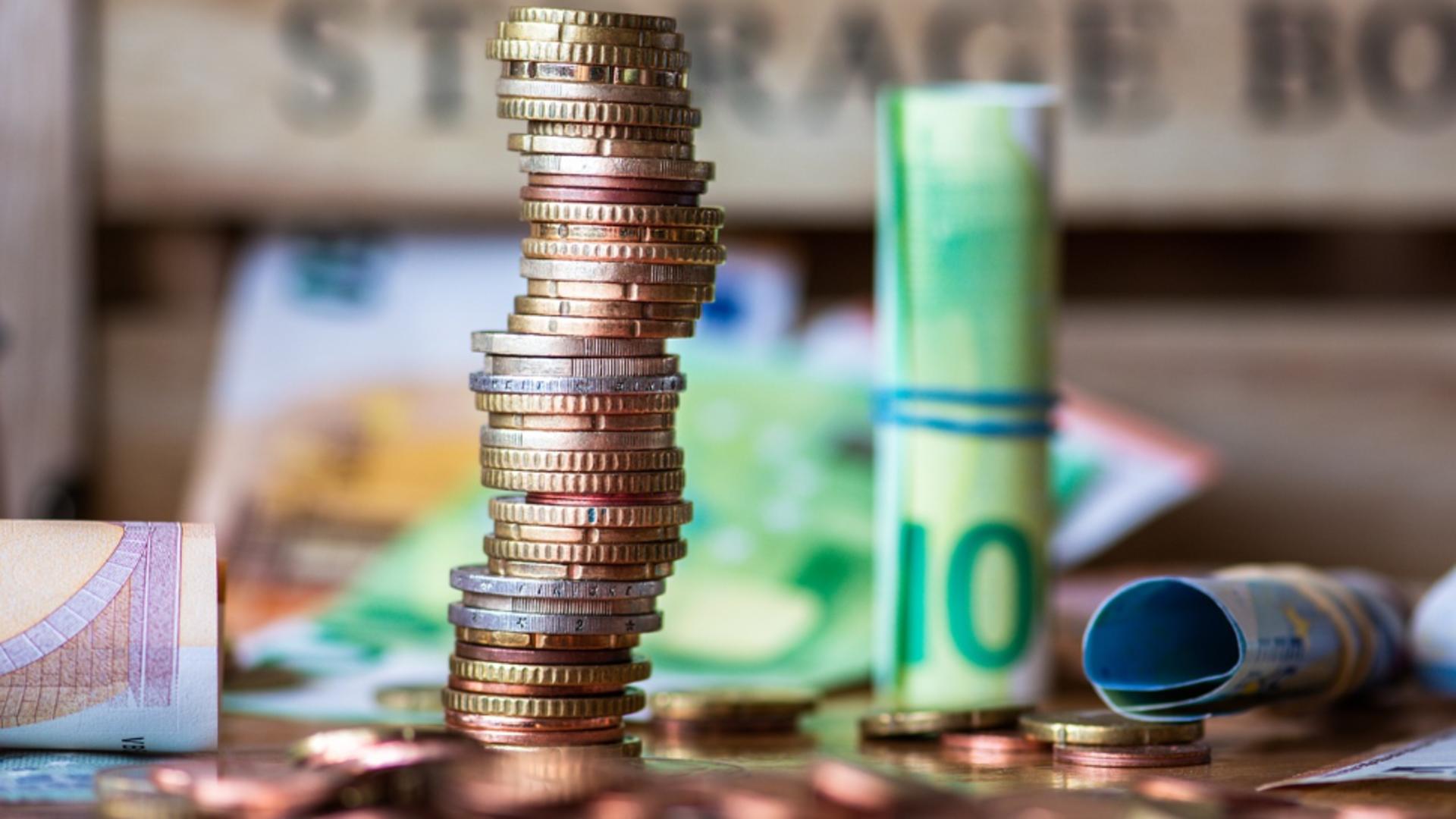 Fondul de rezervă vs. fondul de urgență. Unde pun mai repede banii?