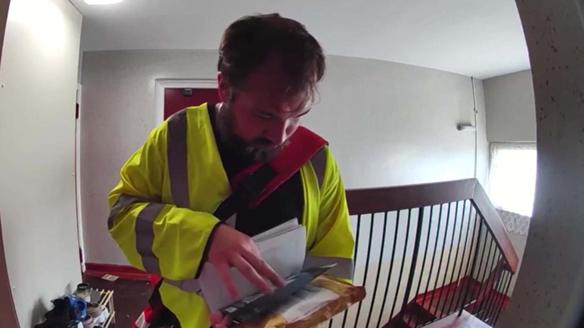 Gest DEZGUSTĂTOR făcut de un poștaș, chiar în fața ușii. Ghinonul lui a fost camera de supraveghere – VIDEO