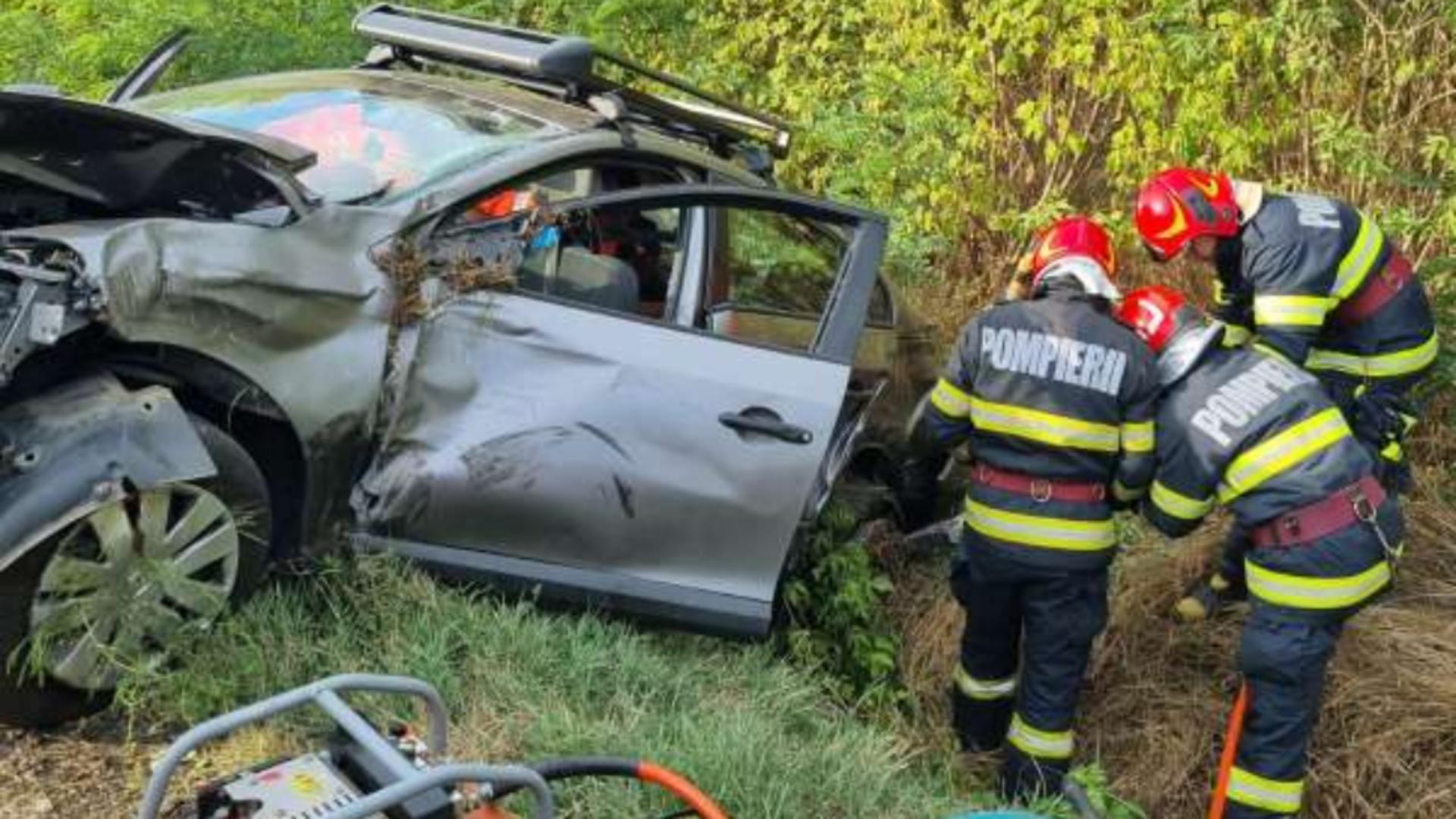 Impact devastator în Vaslui: Trei maşini implicate într-un accident pe DN 15D. Patru persoane au fost transportate la spital