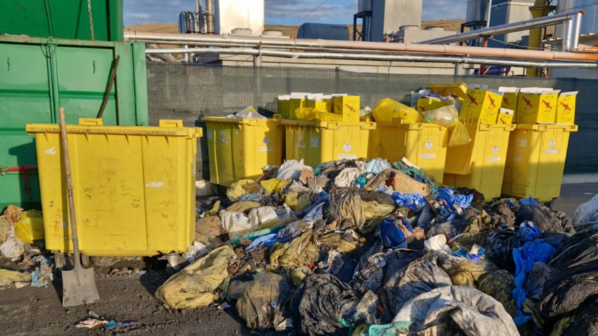 Poliţia Capitalei, despre MAFIA GUNOAIELOR: O tonă de deşeuri medicale periculoase, depozitate în aer liber în Sectorul 1