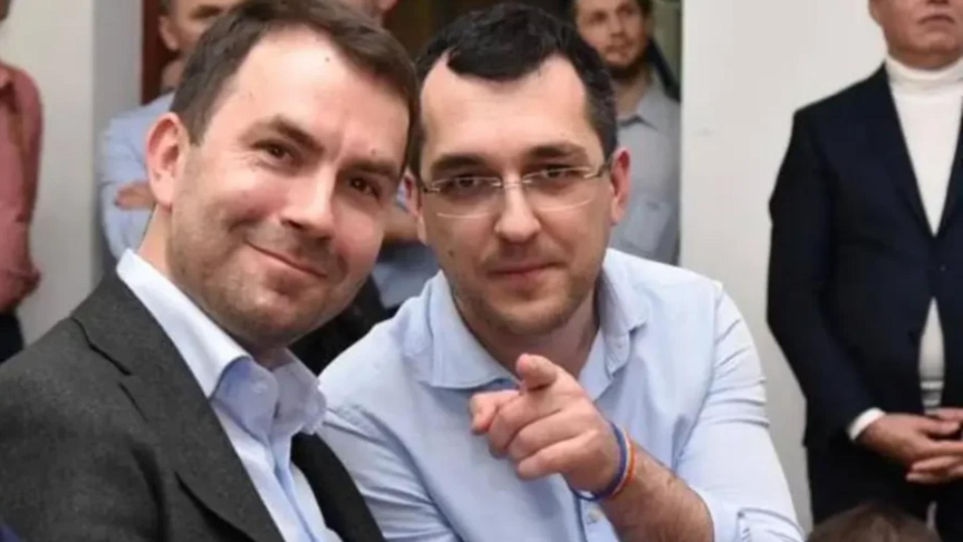 Reziștii se atacă între ei înainte de alegeri. Lasconi, abandonată de liderii USR. Vlad Voiculescu, ironizat într-un cânte: “Șeful pe plantații / Pune senatorii, pune deputații”.