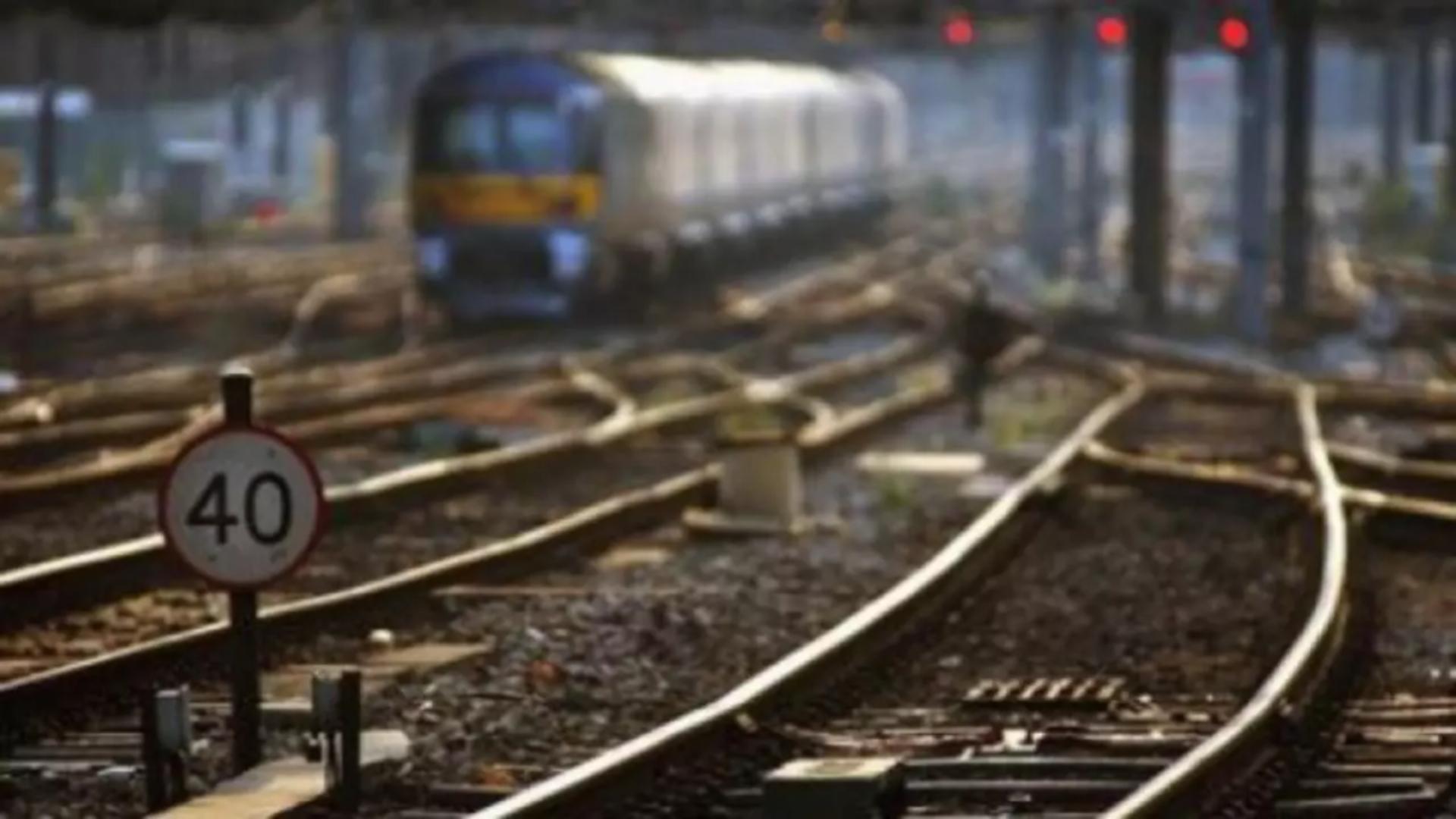 Scene terifiante! O fată de 16 ani a urcat pe un vagon de tren şi s-a electrocutat