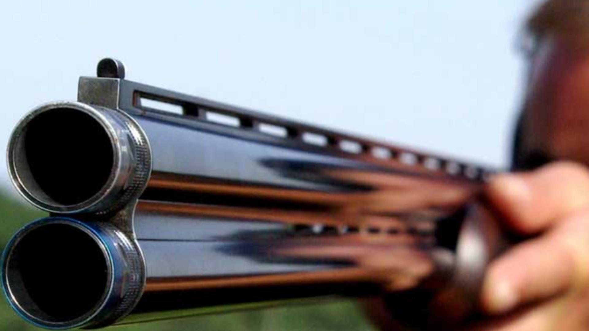 Tânăr ucrainean, găsit împușcat în cap într-o fermă din Botoșani. Lângă el era o armă de vânătoare