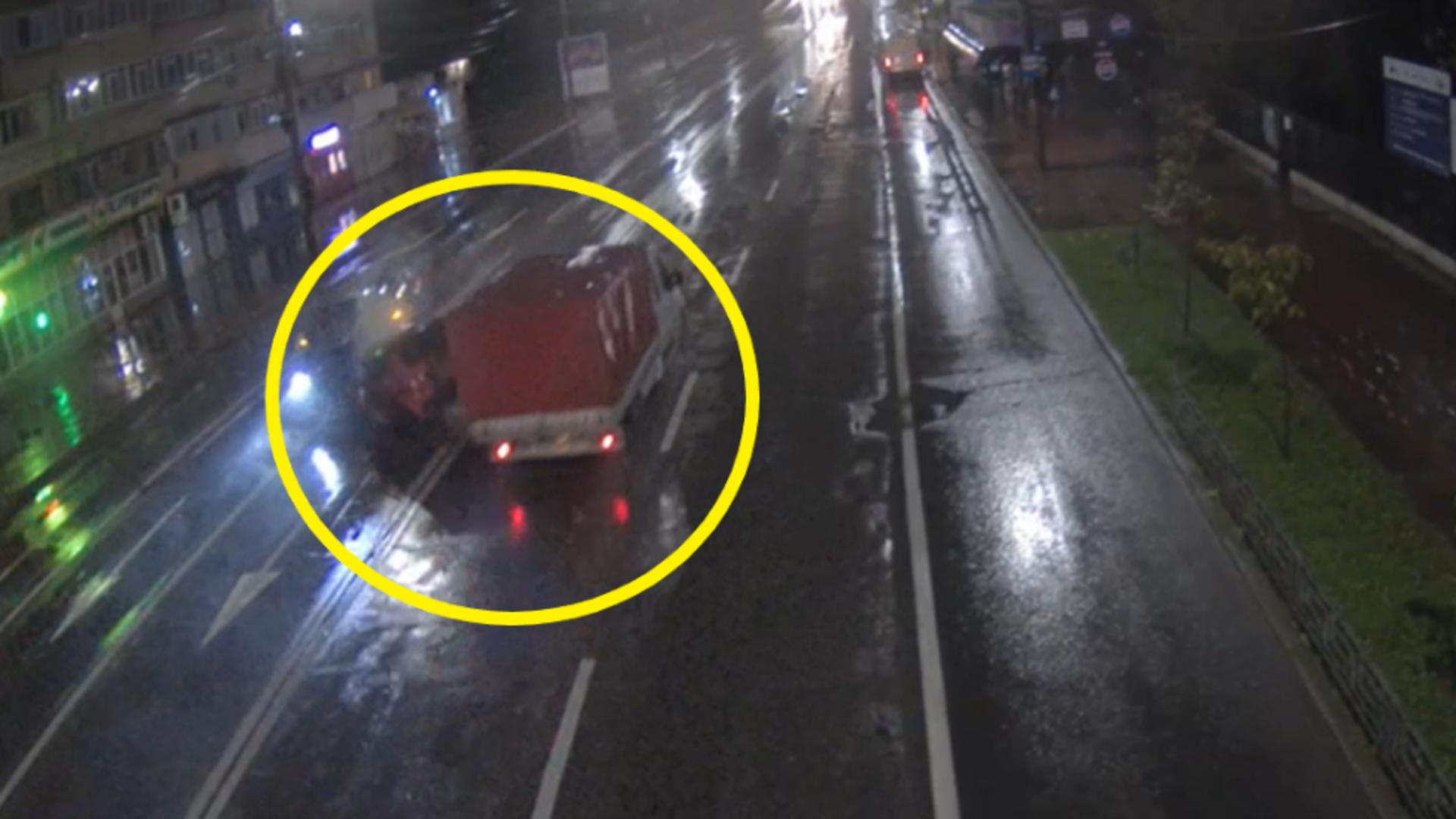 Accident TERIFIANT la Iași. O șoferiță de doar 19 ani s-a izbit în plin de un autoturism și a fost la un pas să fie spulberată de un camion – VIDEO cu momentul impactului