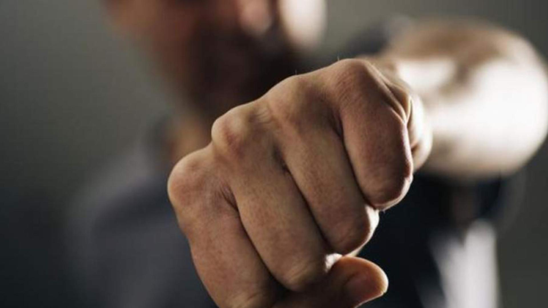 Bătaie generalizată la o petrecere într-o localitate din Sibiu. Patru persoane, transportate la spital între care și o fetiță