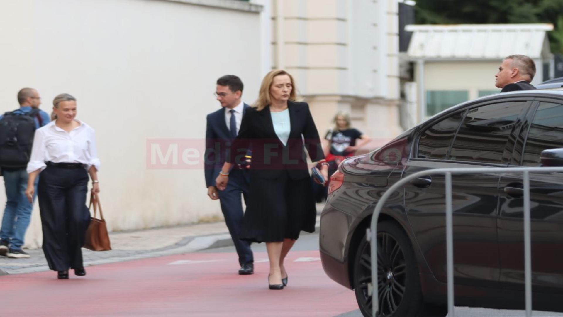 Elena Lasconi s-a înconjurat de oameni cu probleme penale pentru a câștiga alegerile prezidențiale. Cine sunt strategii blondei lui Băsescu?