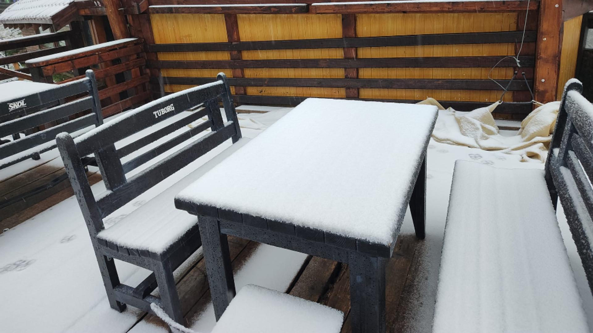 Iarna s-a instalat în țară – strat de zăpadă la munte: temperaturile au scăzut brusc. Ninge ca în povești în Poiana Brașov – VIDEO