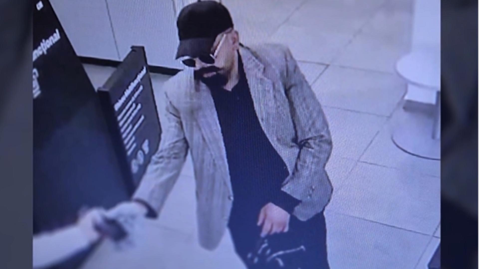 Jaf armat la o bancă din Iași: Atacatorul surprins în primele imagini. Poliția a instituit filtre în tot orașul