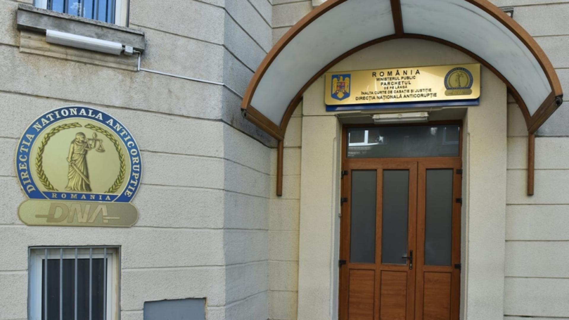 Polițist din Hunedoara, cercetat de DNA. Obliga oamenii să depună cereri de plată APIA, bani pe care îi lua el