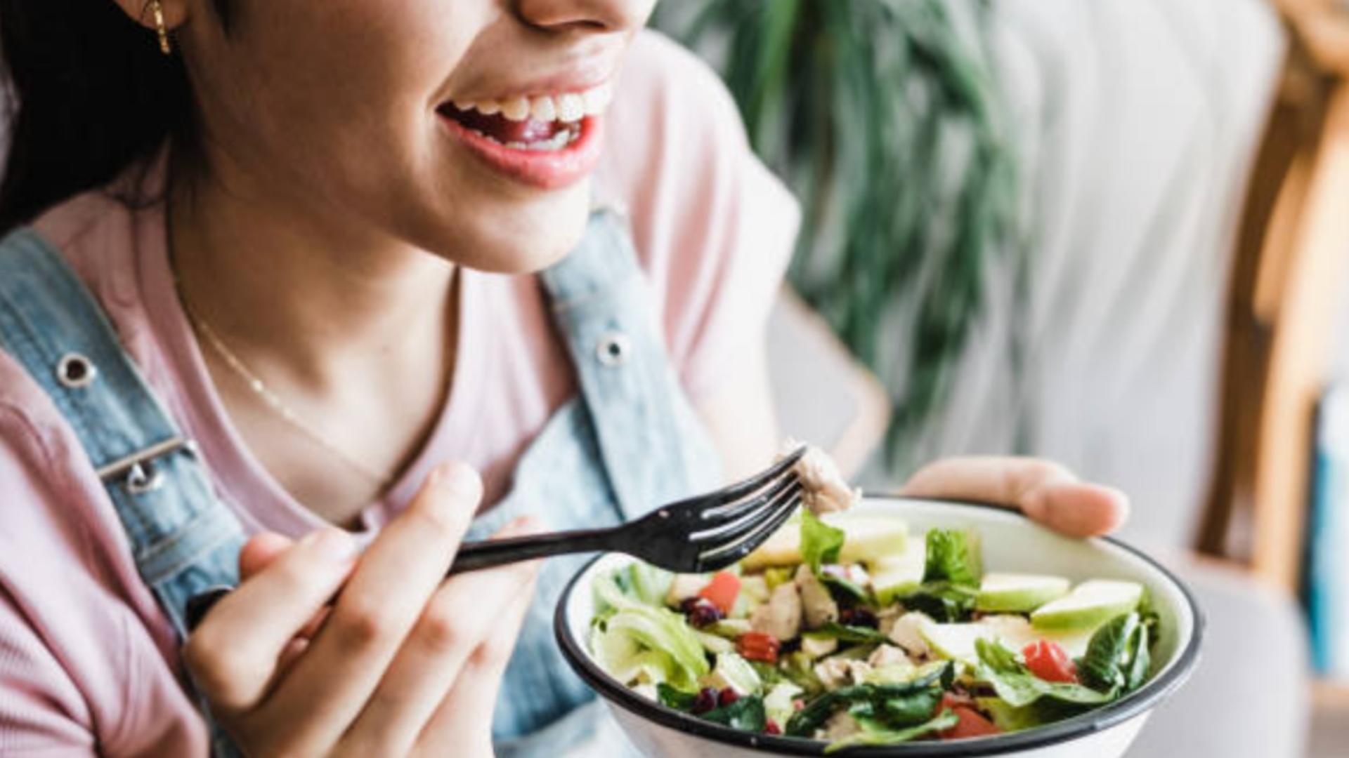 Un nutritionist aruncă în aer teoria cu cele 3 mese pe zi: „Vine la pachet cu obezitatea”
