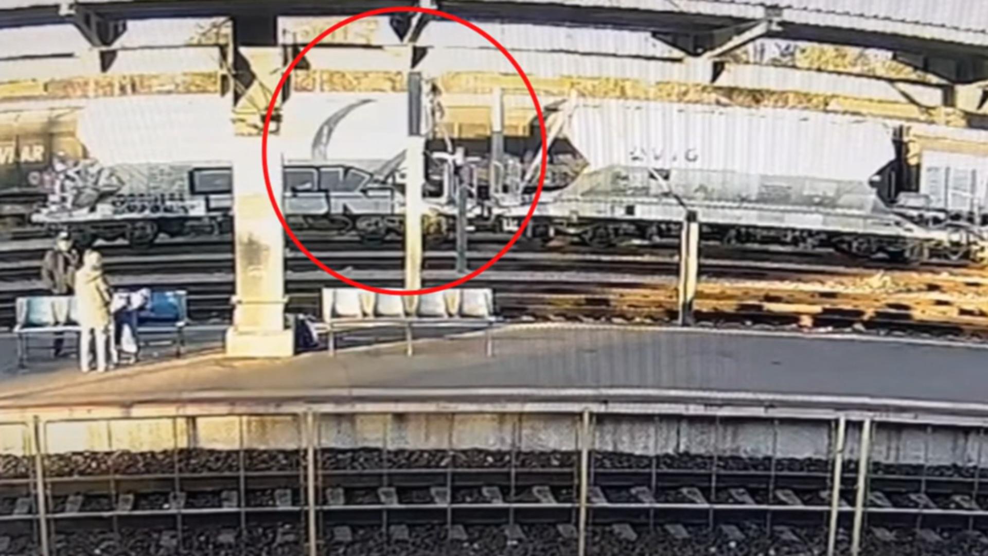 Au apărut imagini cu momentul în care un copilul a fost electrocutat pe un vagon, în gara Medgidia – VIDEO
