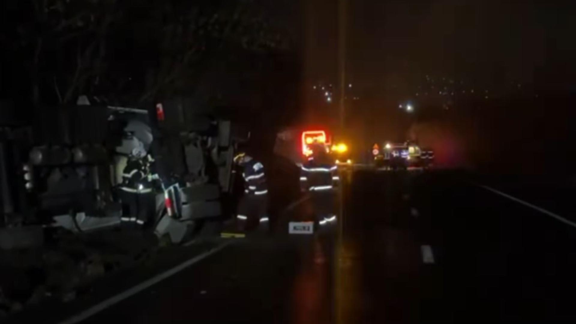 Cisternă cu peste 30 de tone de combutibil, răsturnată pe șosea, în Suceava. Două persoane au avut nevoie de îngrijiri medicale VIDEO