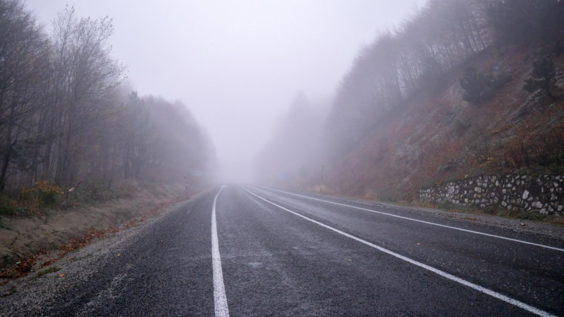 Șapte județe sub COD GALBEN de ceață densă, marți dimineață: vizibilitate redusă și risc de ghețuș