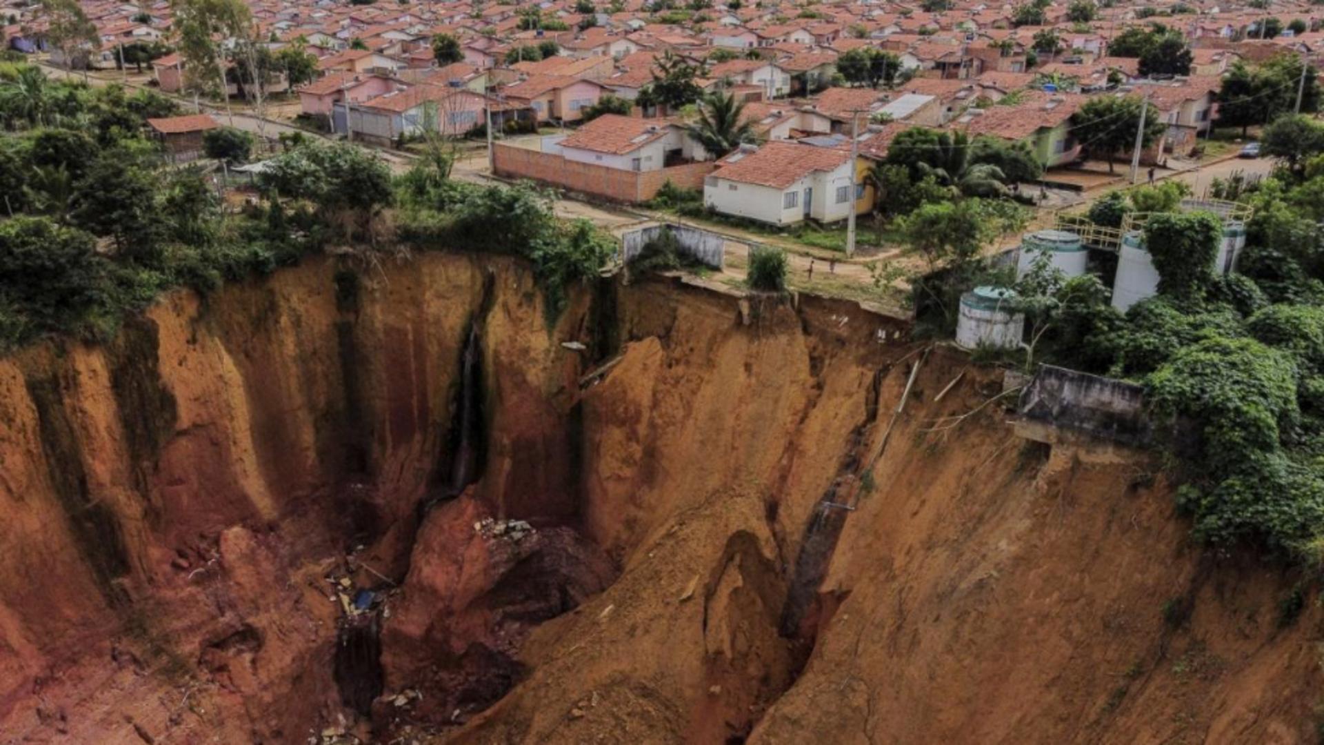 Stare de urgență: un crater uriaș amenință să înghită un întreg oraș. Ce semnifică fenomenul „voçoroca”