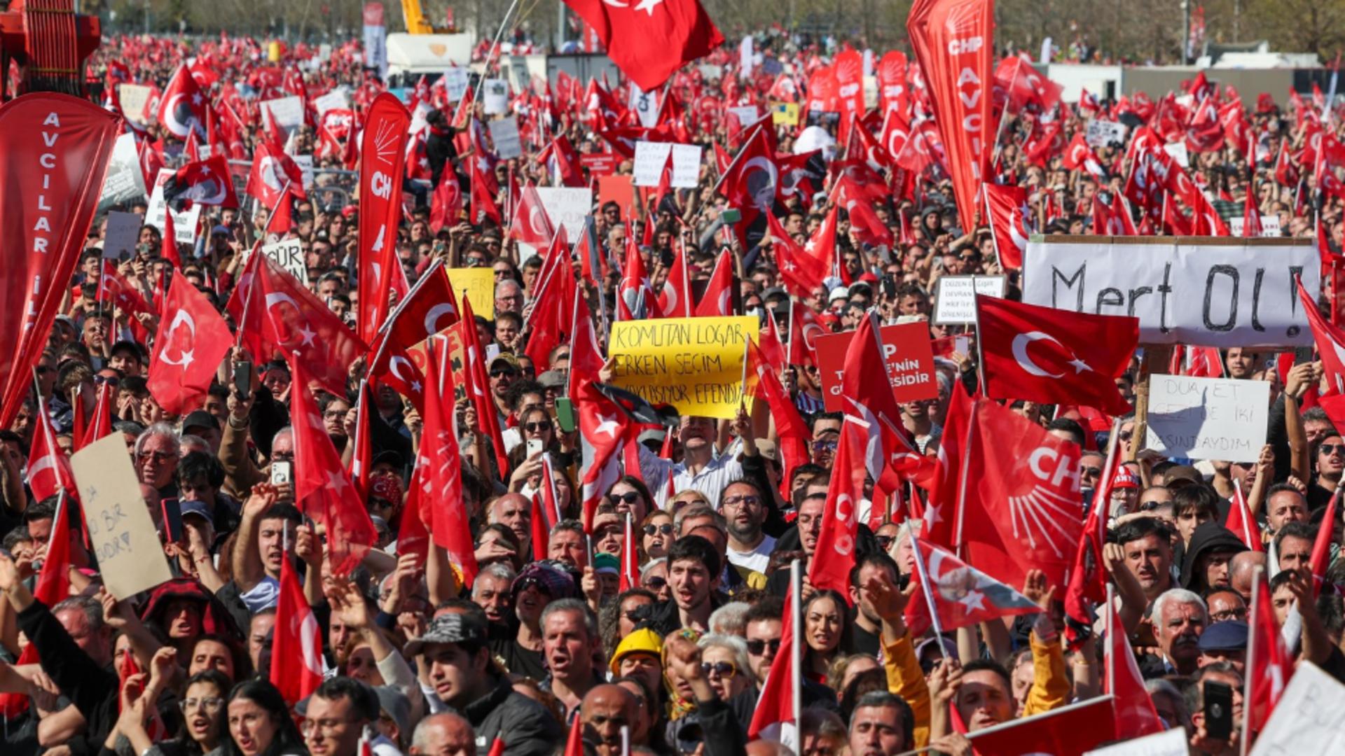 Sute de mii de persoane de manifestanți pe străzile Istanbulului, în ciuda represiunii cu care sunt amenințați. Voci la unison pentru leiberarea primarului încarcerat, Ekrem Imamoglu
