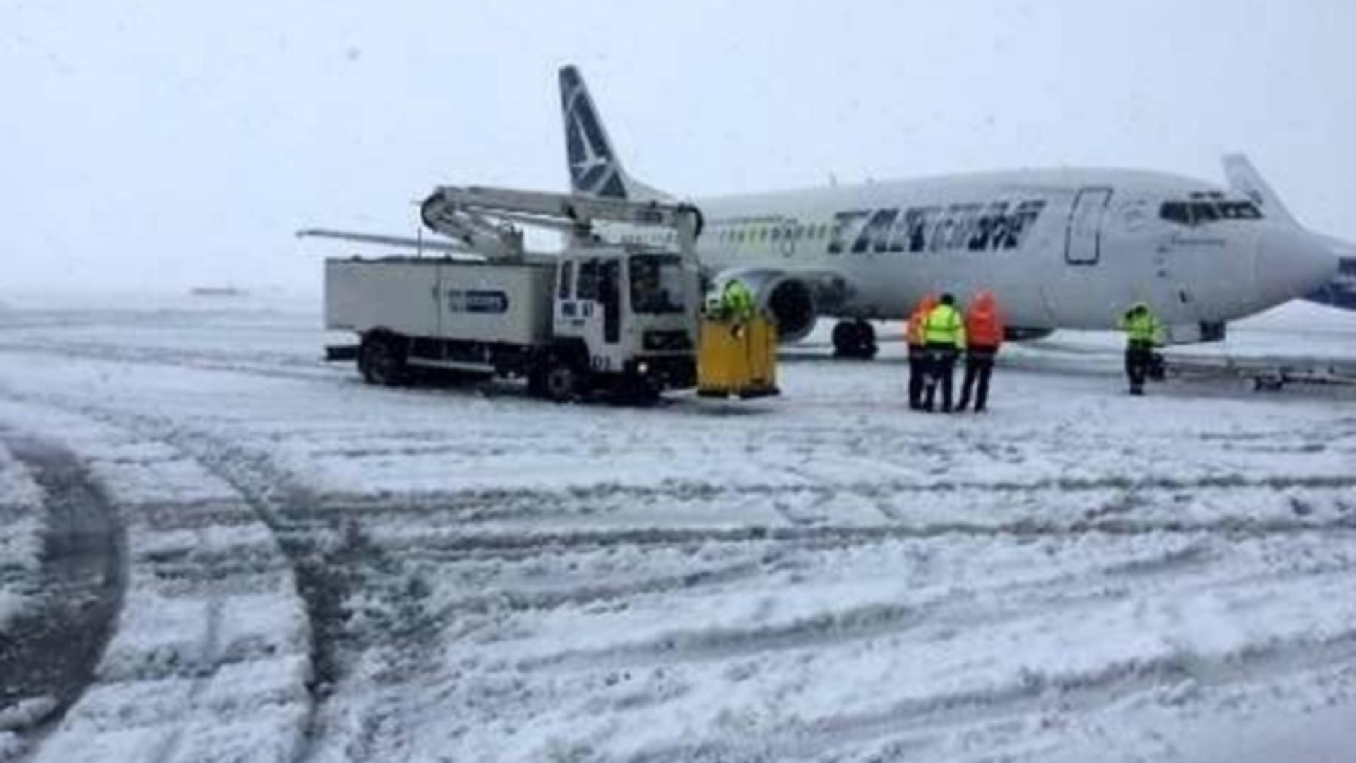 Angajații Aeroportului Sibiu, maraton meteo, la muncă: „Episod nou la fiecare oră”