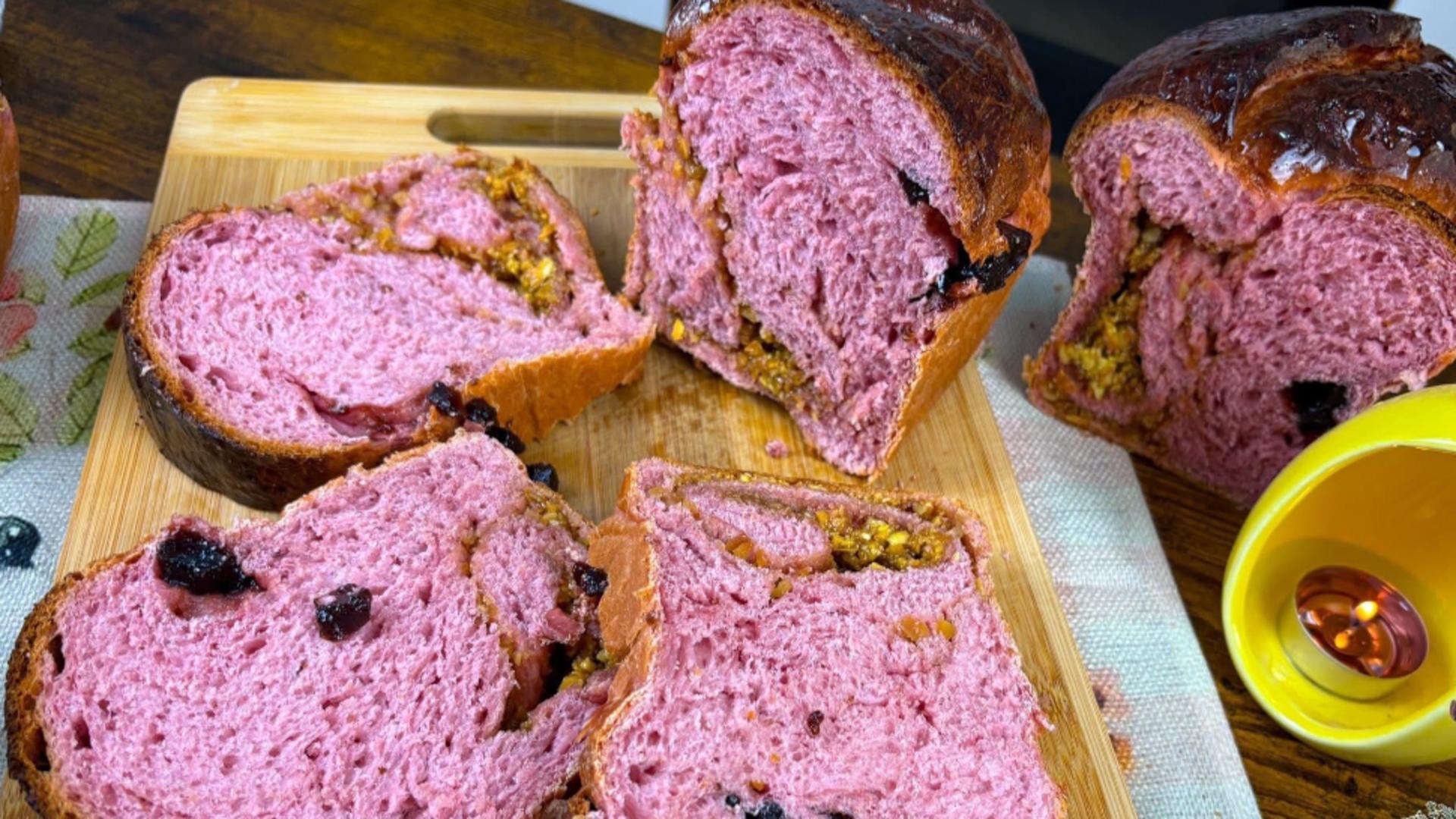 Cozonacul roz face furori pe internet și stârnește opinii contradictorii. Cum se prepară delicatesa inedită