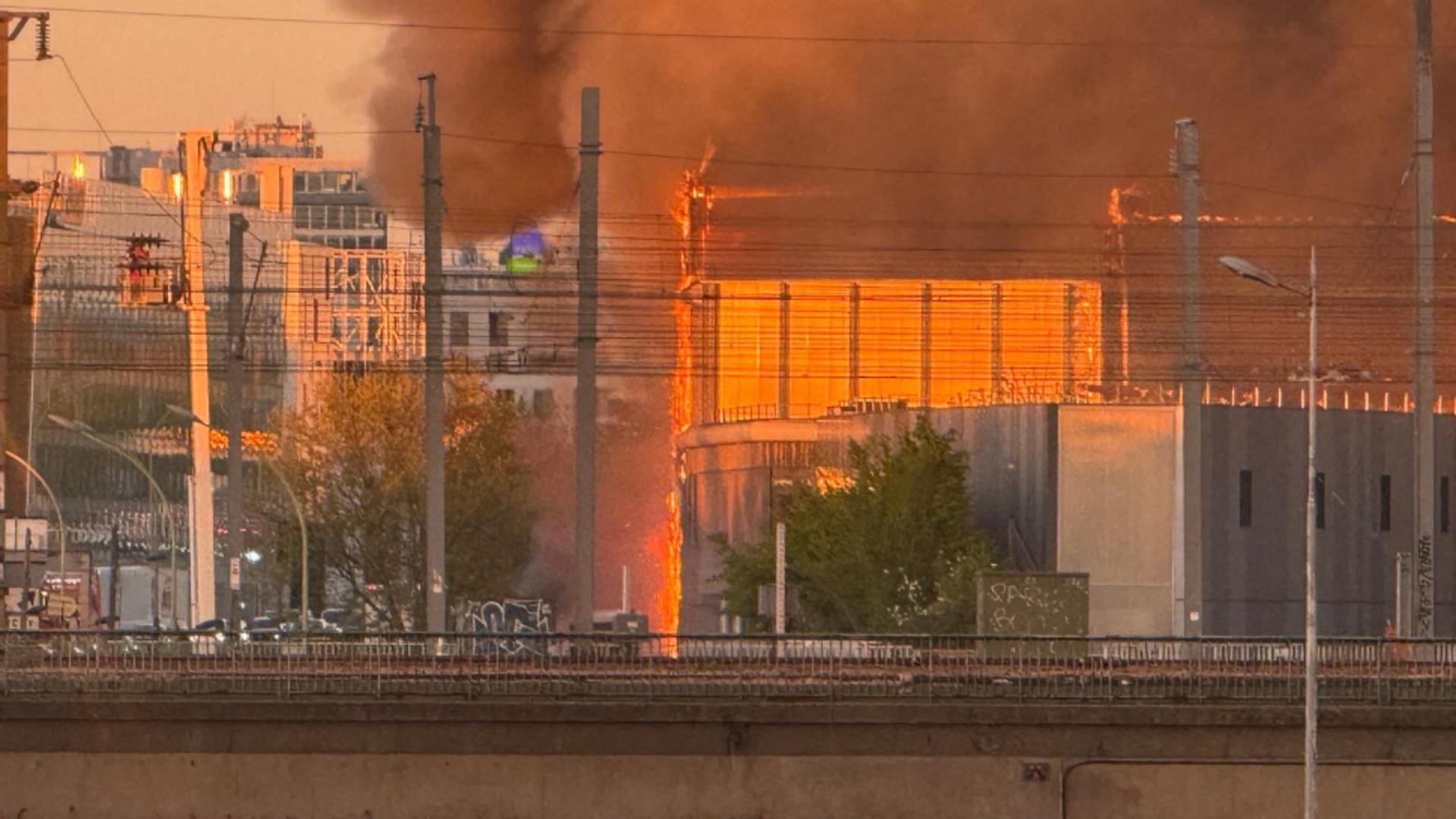 INCENDIU violent, cu degajări mari de fum, la un centru de sortare a gunoiului din Paris. Focul, în apropierea Tribunalului francez VIDEO