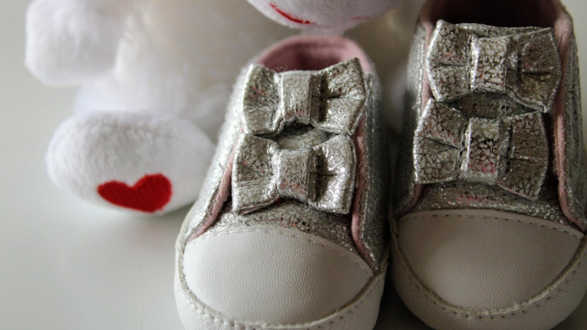 Premieră medicală: o femeie a născut un copil după ce sora ei i-a donat uterul