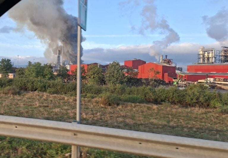 Incendiu violent la fabrica Kronospan Sebeș: Explozii, patru persoane rănite și Planul Roșu activat – focul stins după cinci ore