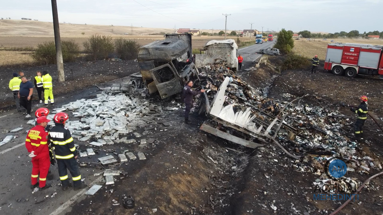 Accident grav în Mehedinți: Două camioane și un autoturism au luat foc pe DN 56 A