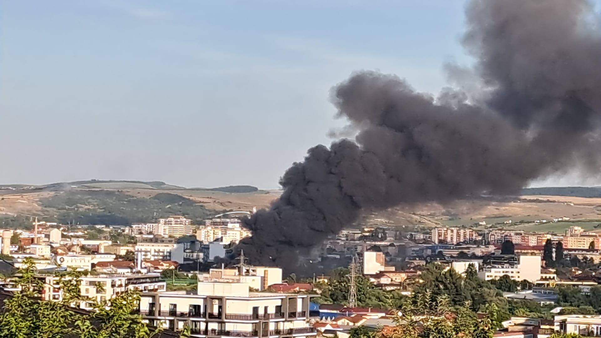 Incendiu devastator în localitatea Luna, județul Cluj: O cabană a ars complet, peste 200 de animale salvate de pompieri
