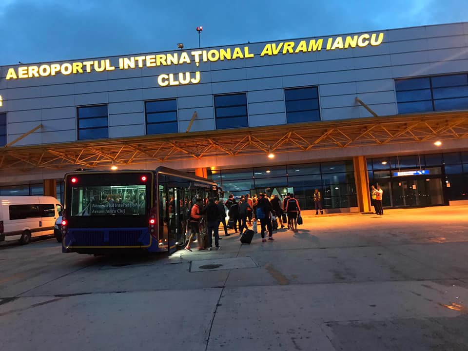 Incident grav pe Aeroportul din Cluj: Un avion Ryanair a rămas blocat pe pistă, pilotul a fost preluat inconștient