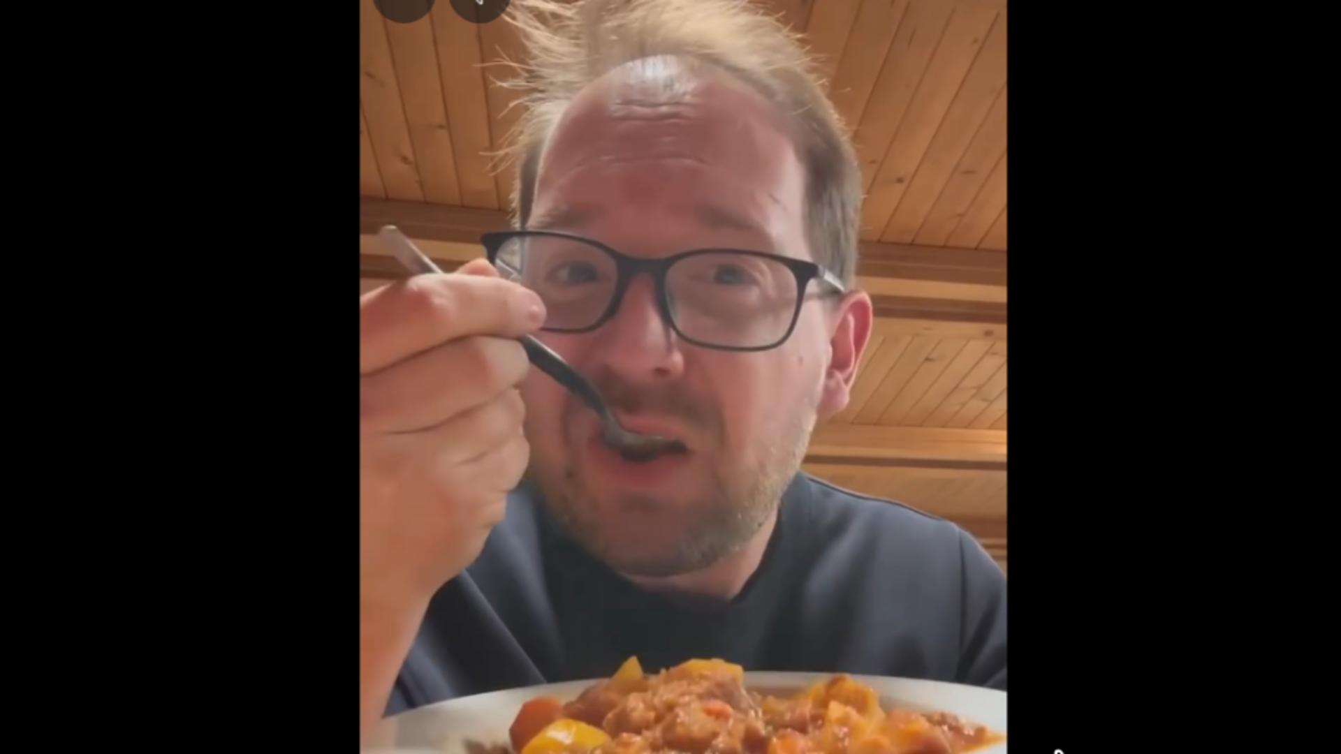 Gafa făcută de Dominic Fritz. Politicianul se laudă că a gătit “gulaș bihorean”