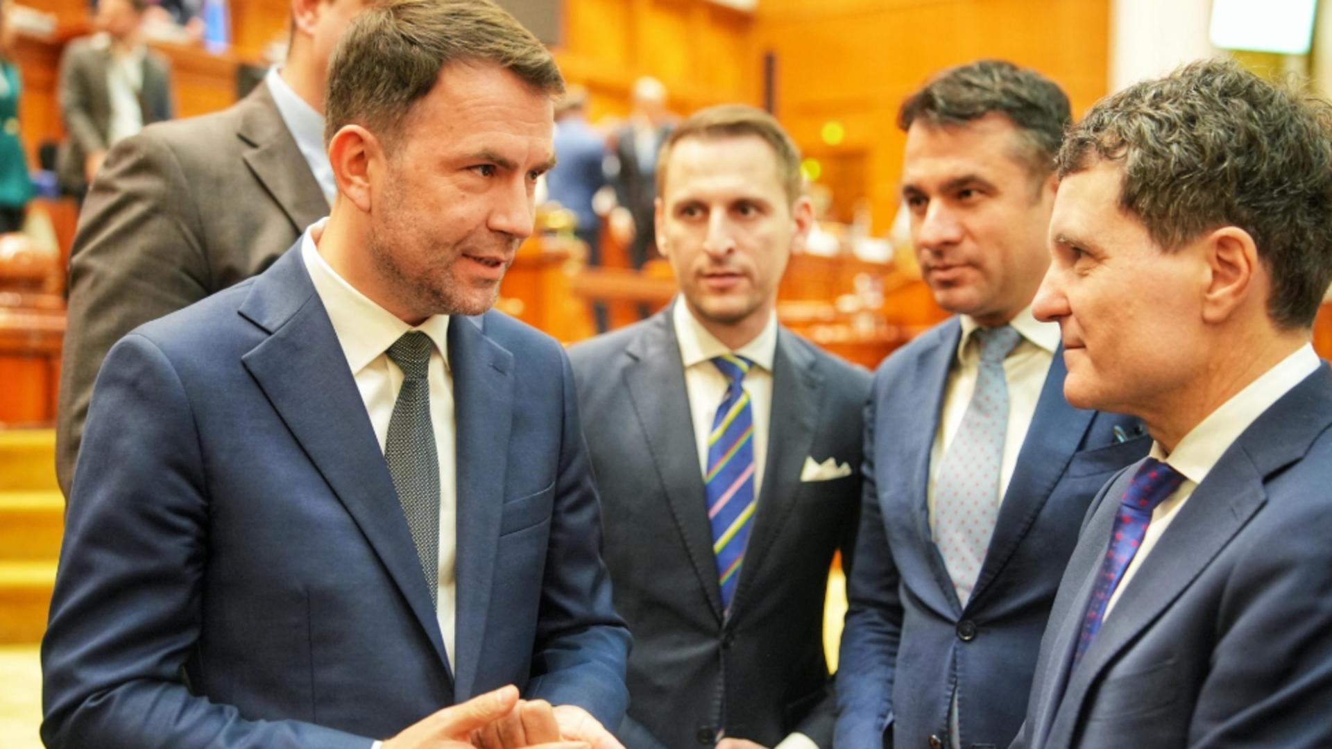 SURSE: Reziștii îl vor propune pe Drulă la Apărare după alegeri