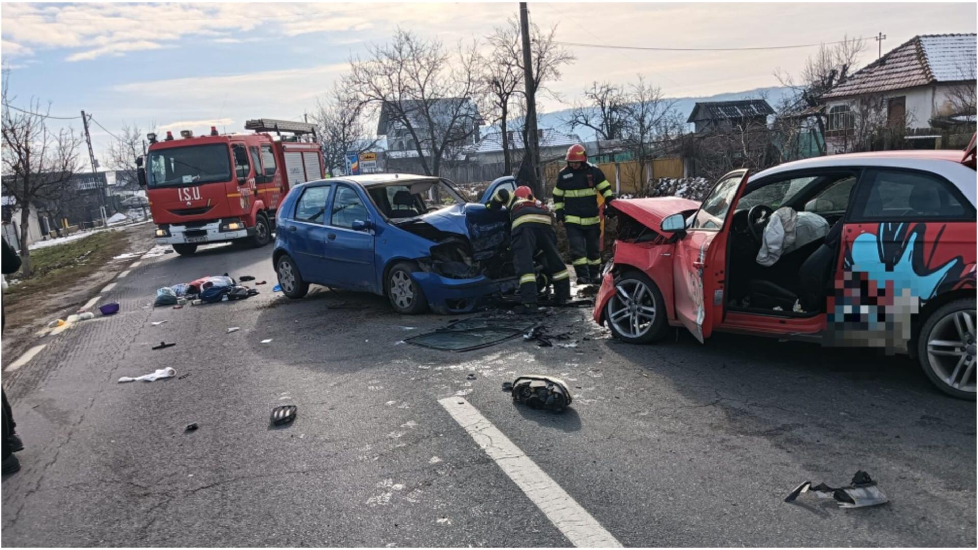 Accident grav pe DN 64, în județul Vâlcea. Două persoane au fost rănite, după ce două mașini s-au ciocnit violent