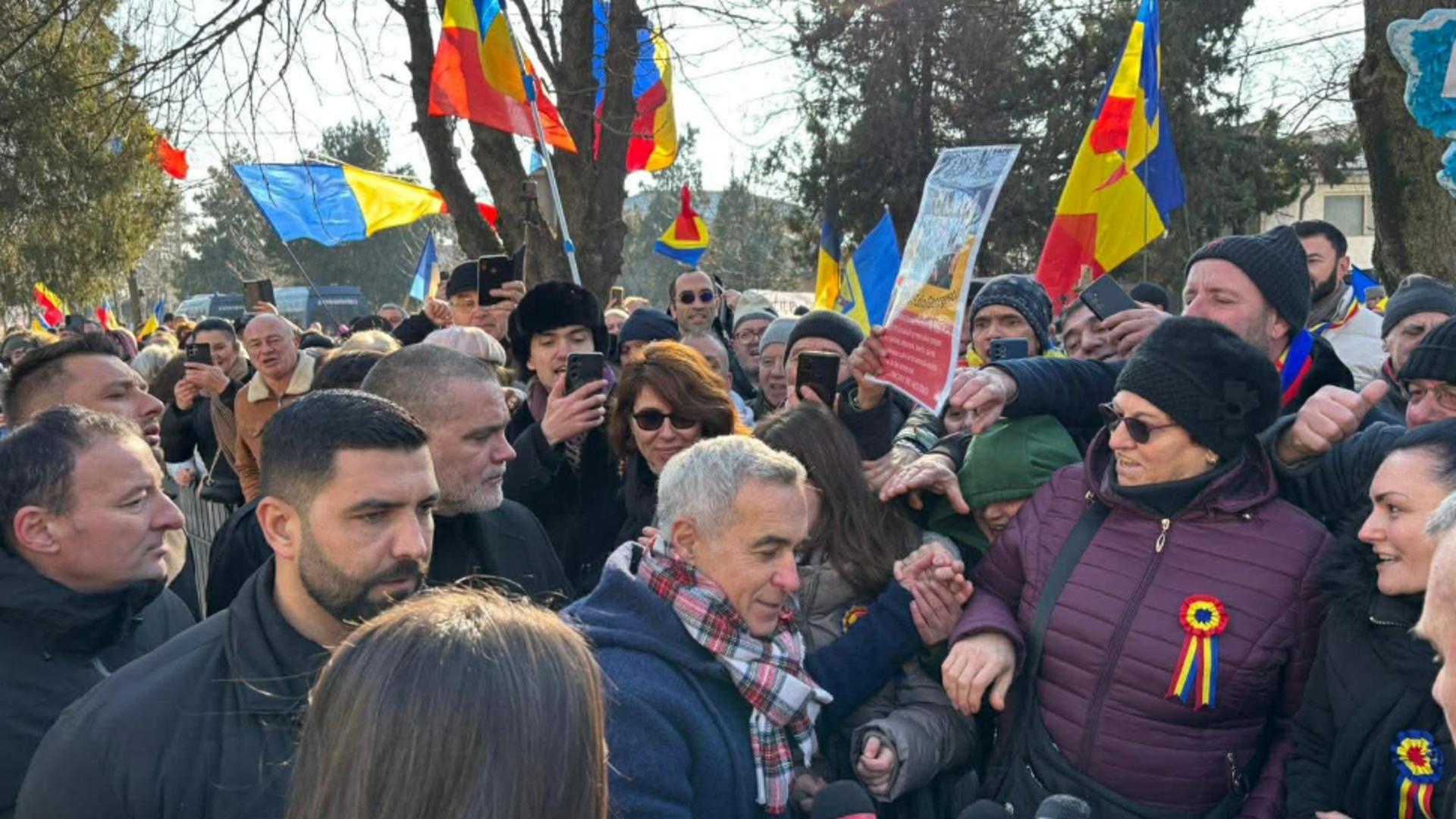 Călin Georgescu se prezintă din nou la secția de poliție din Buftea pentru controlul judiciar. Numeroși români sunt alături de liderul suveranist