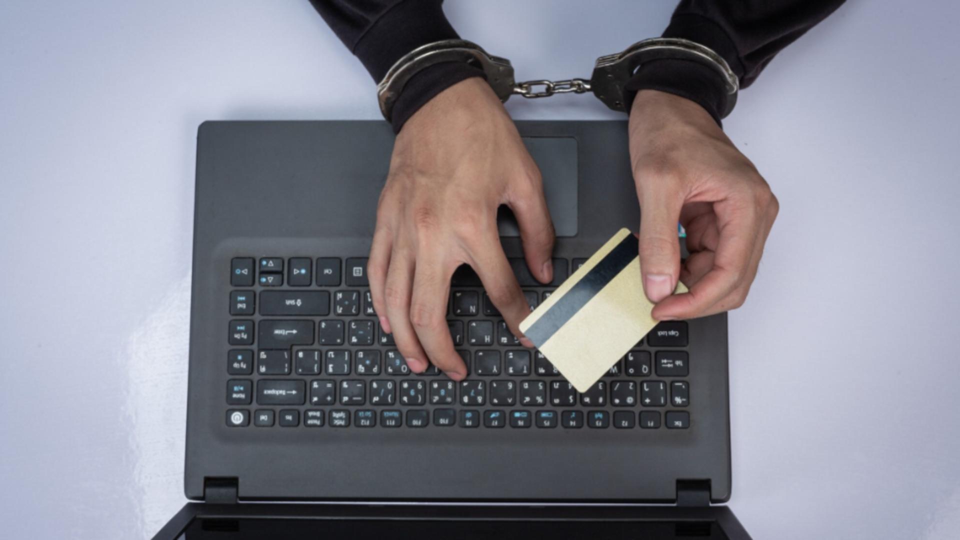 Credite bancare cu acte false. Percheziții la „pensionarii militari” de ocazie din Constanța și Buzău