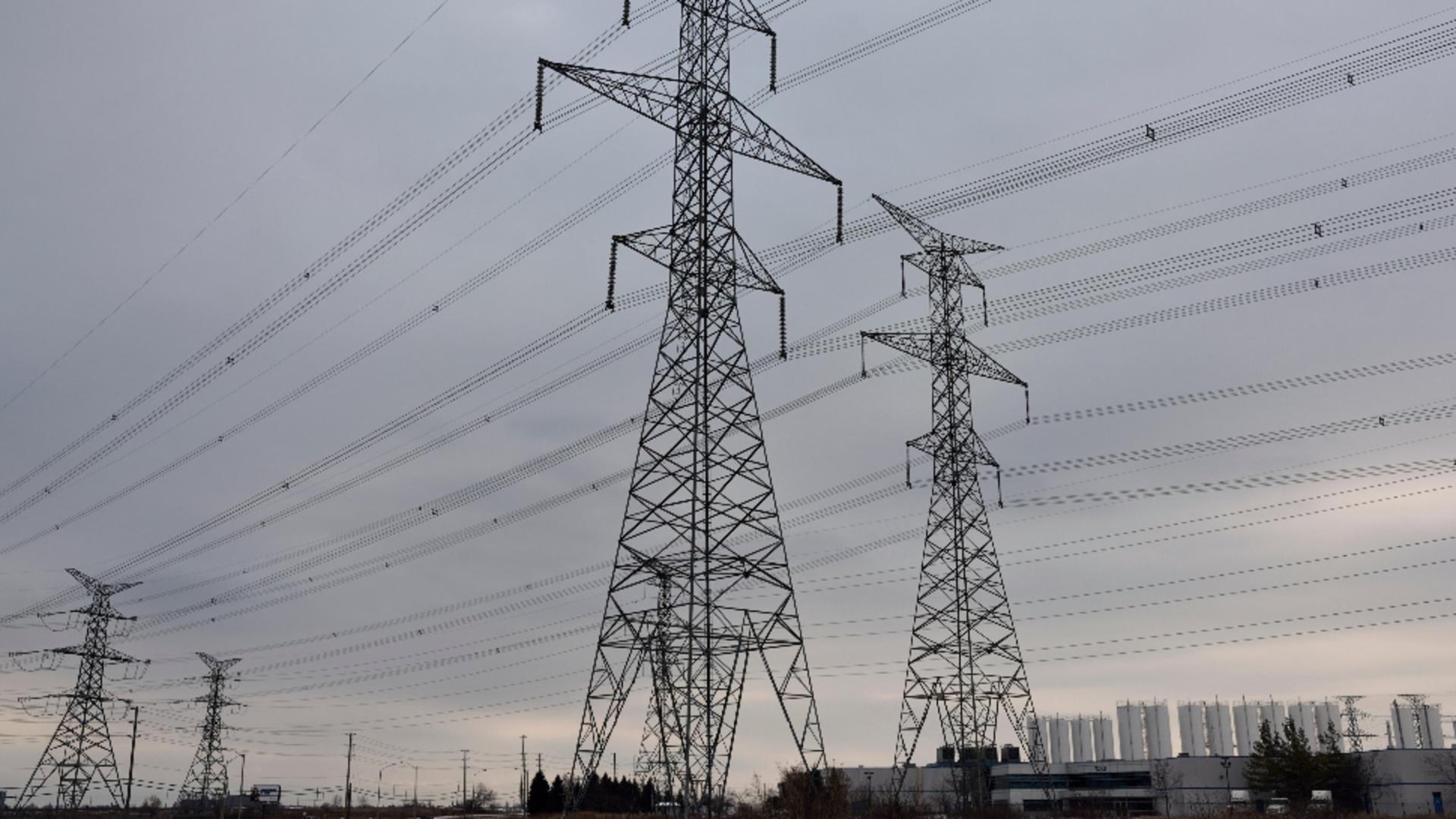 Energia electrică, în topul SCUMPIRILOR în luna decembrie, cu aproape 61%. Transportul aerian și cel feroviar, majorat și el