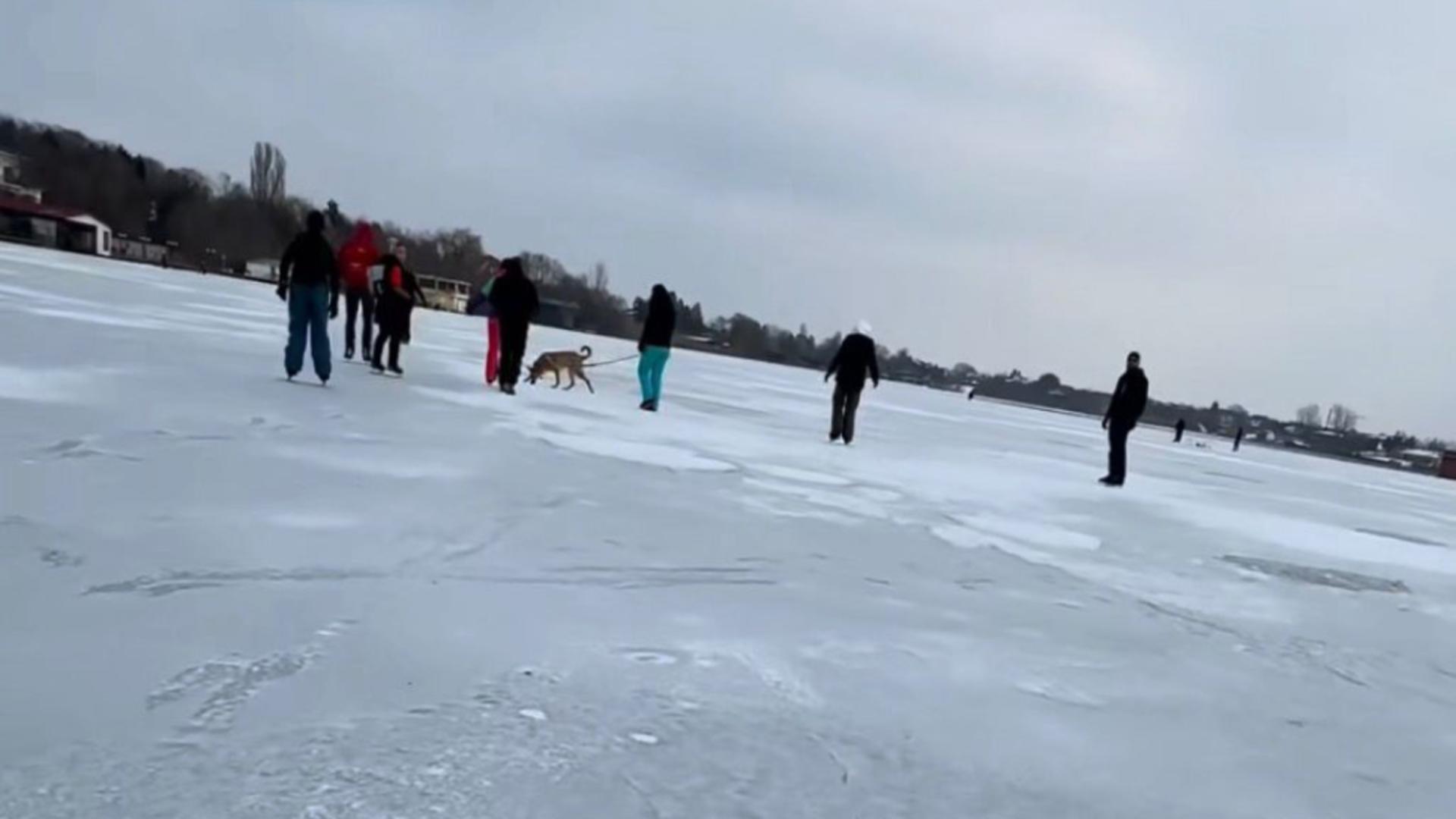 Gerul a înghețat lacul Snagov. Cetățenii s-au avântat pe gheață, după ce o fetiță a fost la un pas de tragedie la Craiova