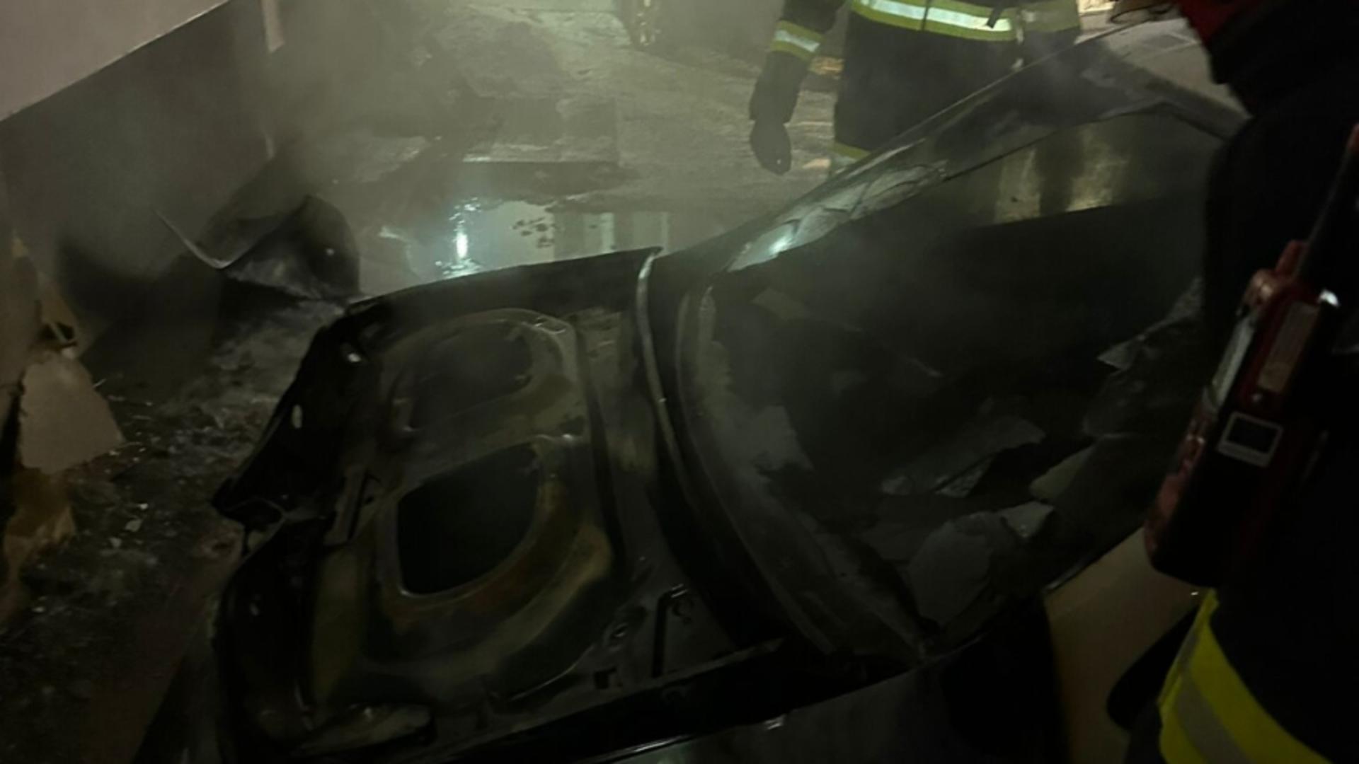 Incendiu puternic în Cluj. Trei autoturisme și un bloc, afectate de flăcări – FOTO