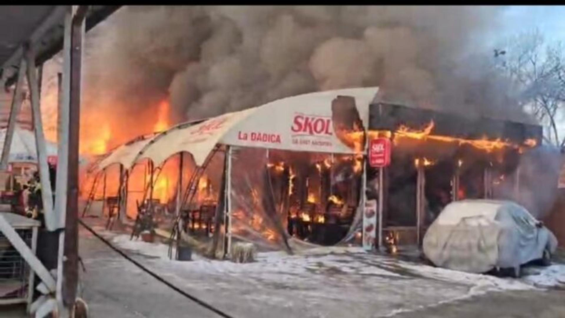 Incendiu puternic la un restaurant din Craiova. Pompierii intervin cu mai multe autospeciale – FOTO